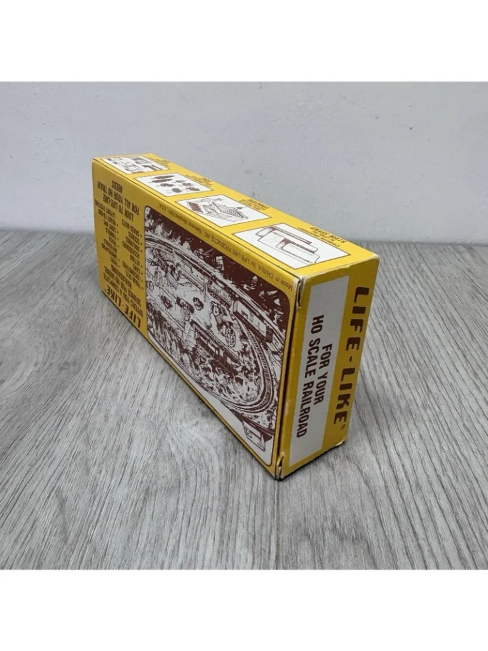 Life-like 8466 40' Box Car Ajax and Santa Fe Caboose 8542